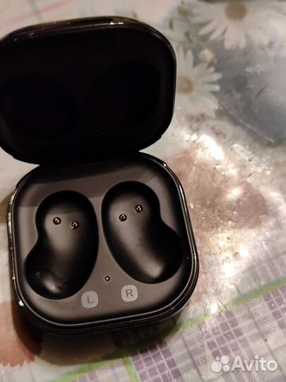 Кейсы для наушников разные
