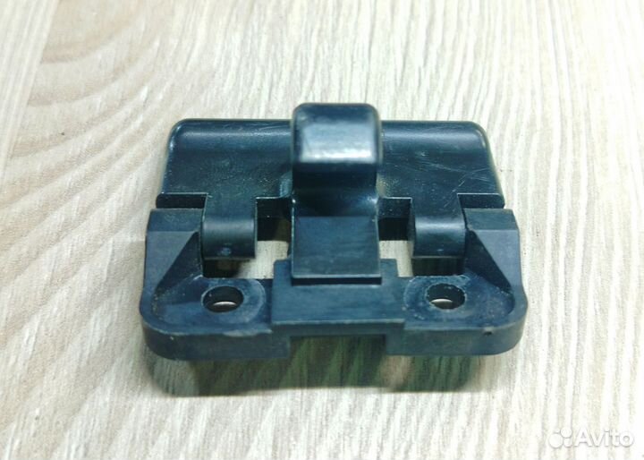 Защелка крышки перчаточного ящика Toyota