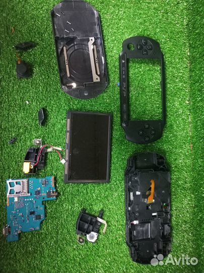 На запчасти игровая приставка Sony PSP-E1008
