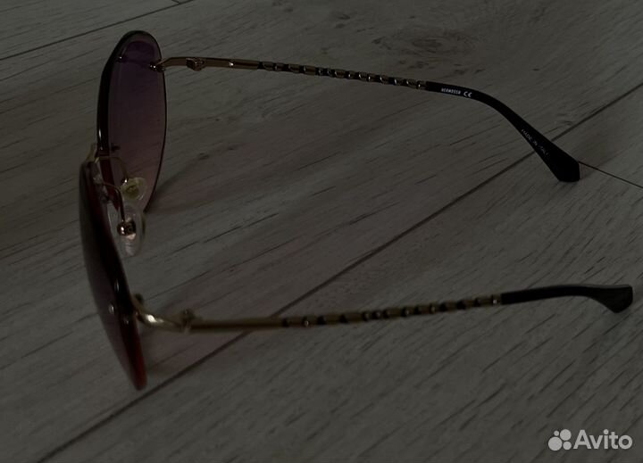 Солнцезащитные очки бренда 