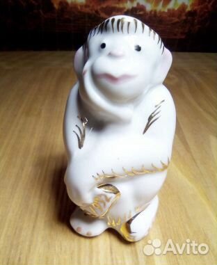 Фарфоровая статуэтка Обезьянка с книжкой