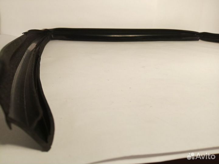 Уплотнитель зад/прав двери внешний Volvo V70/XC70