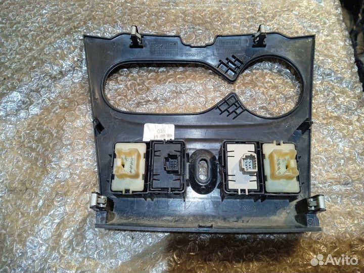 Рамка магнитолы Renault Logan