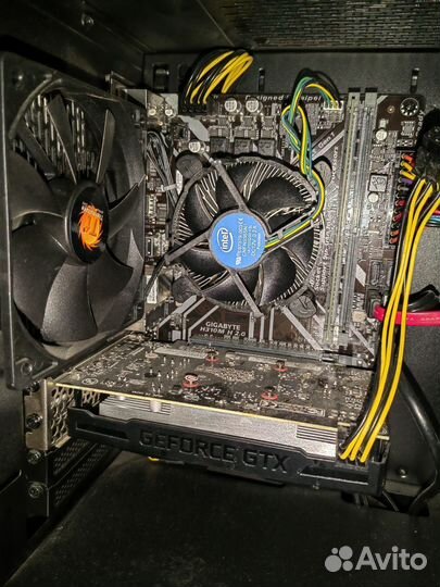 Игровой компьютер с монитором и клавиатурой