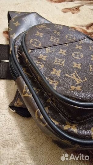 Бананка через плечо LV