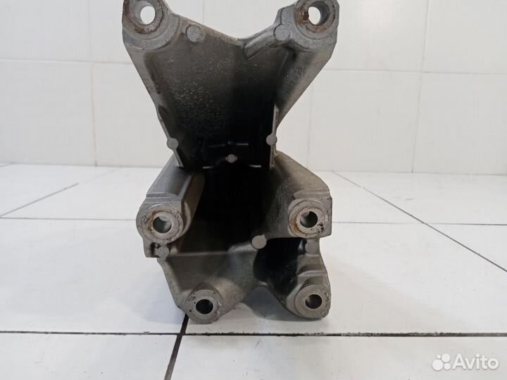 Кронштейн двигателя правый Volkswagen Touareg 2 NF