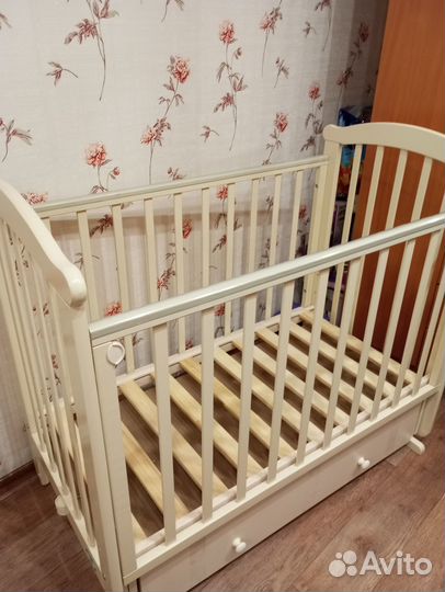 Детская кроватка с маятником и ящиком