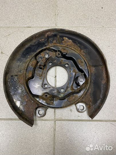 Щит опорный задний левый Nissan Tiida C11