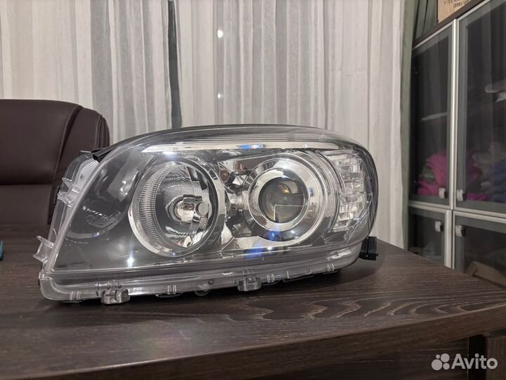 Фара передняя левая Toyota Rav4