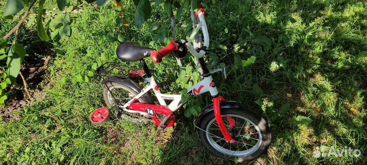 Детский велосипед с боковыми колесами