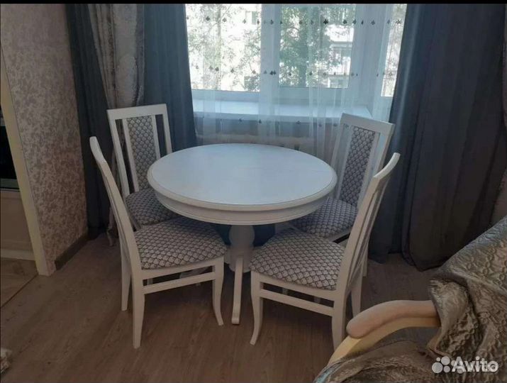 Стол со стульями