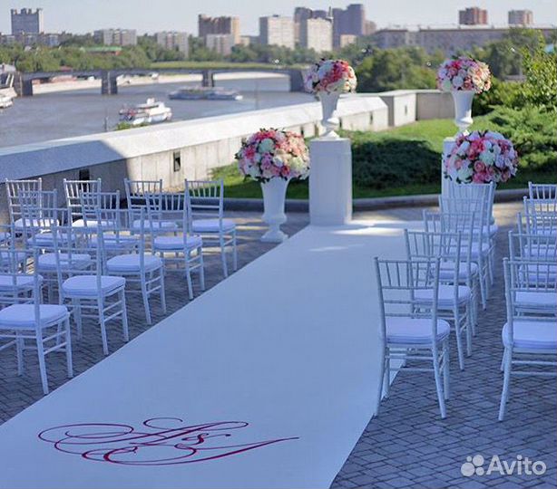 Аренда столбиков и ковровой дорожки