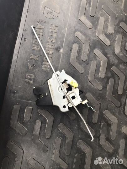 Замок багажника на лансер 10
