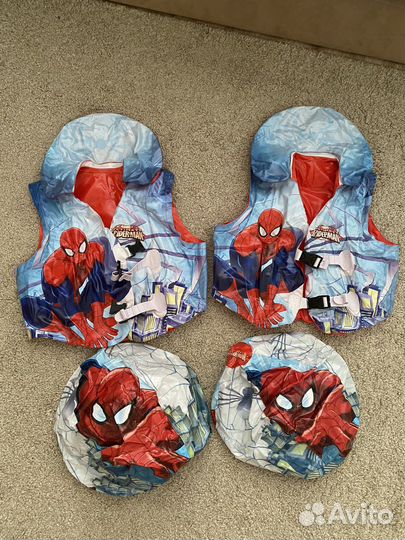 Жилеты надувные и мячи