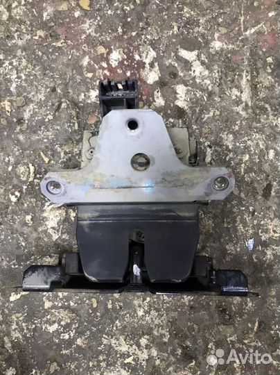 Замок крышки багажника Ford Focus 3