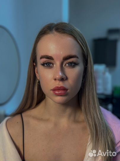 Модель на брови