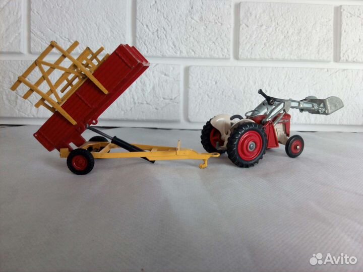 Модель Трактора Massey Ferguson 65 1:43