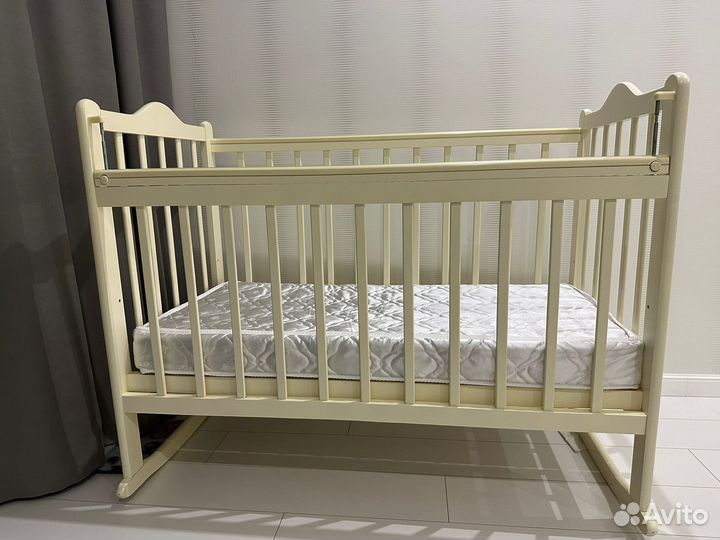 Детская кроватка с маятником белая