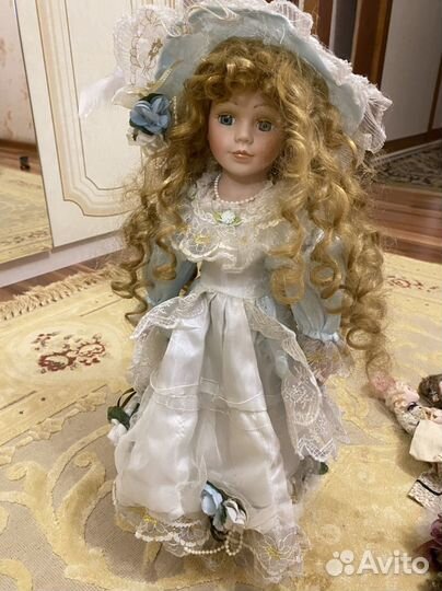 Кукла фарфоровая