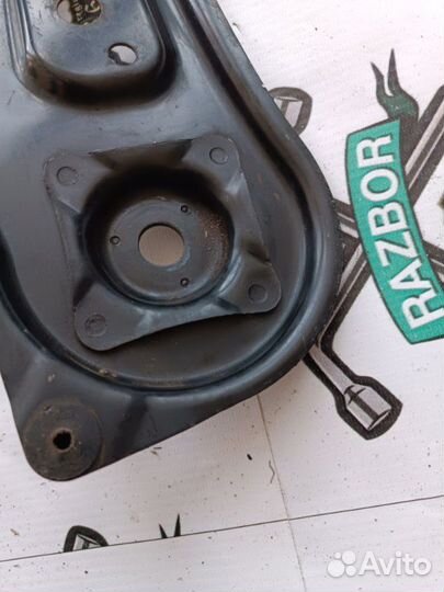 Крепление балки подвески переднее правое Toyota