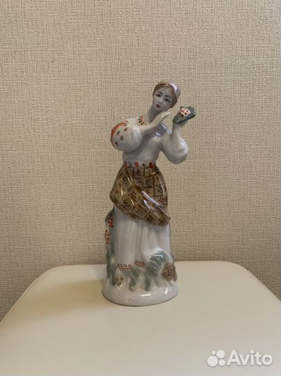 Фарфоровая статуэтка 