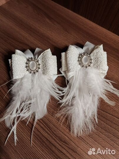 Бантики с перьями