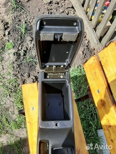 Подлокотник для mitsubishi lancer 9