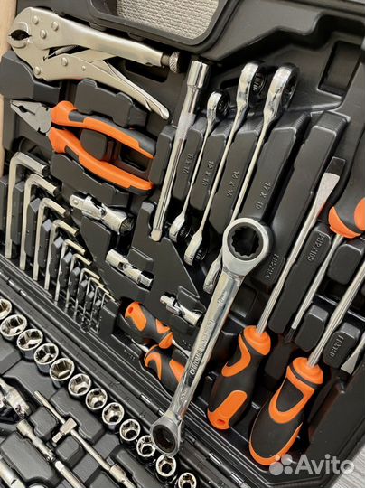 Набор инструментов с трещоточными ключами