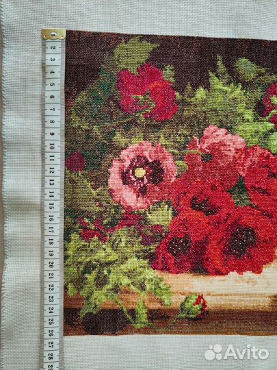 Картина вышитая крестом Маки на столе