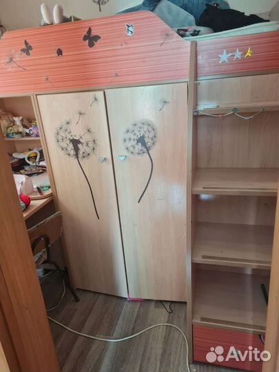 Детская кровать чердак со столом и шкафом