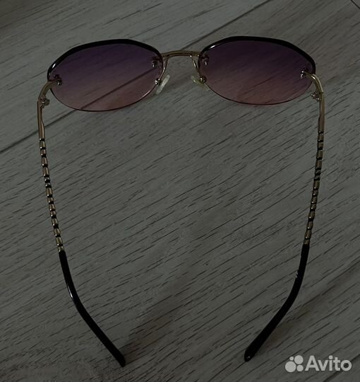 Солнцезащитные очки бренда 