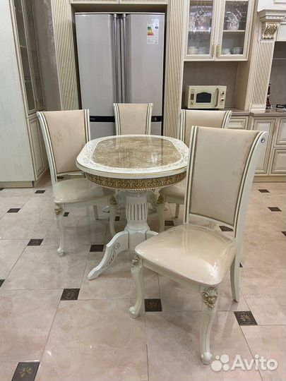 Стол со стульями