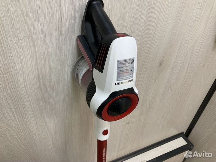 Пылесос ручной Redmond RV-UR370