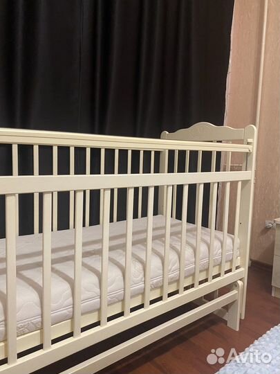 Детская кроватка с маятником белая