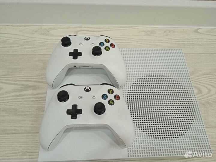 Xbox One s 2 геймпада 1tb