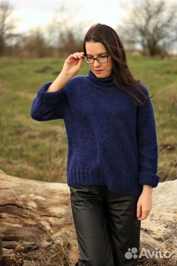 Синий вязаный свитер