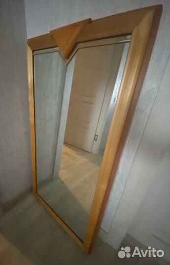 Зеркало настенное от гарнитура в дереве