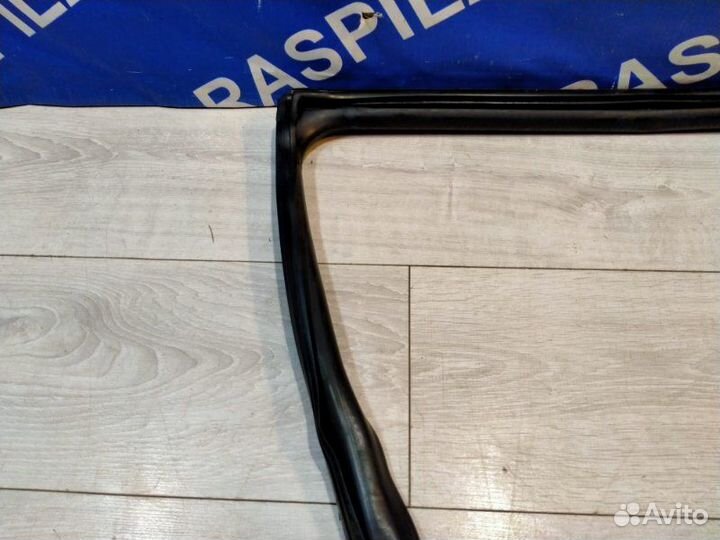 Уплотнительная резинка задняя левая Toyota Cresta