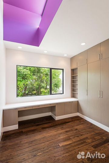 Рабочая зона у окна со шкафом