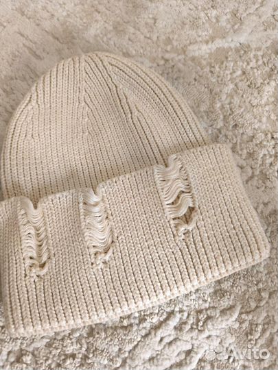 Шапка женская рваная