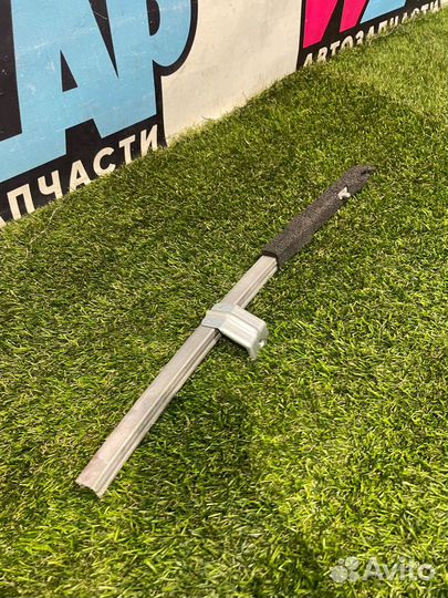 Направляющая стекла задней левой Honda HR-V