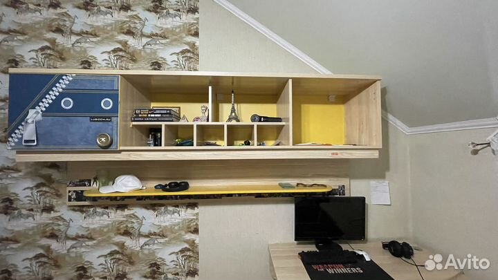 Письменный стол, кровать, тумба, навесная полка