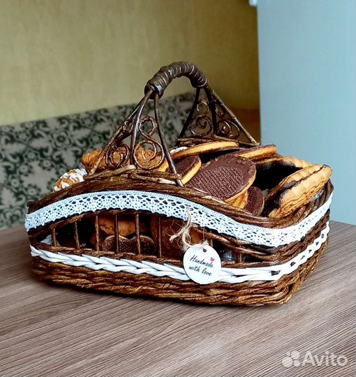 Конфетница корзинка плетёная из бумажной лозы