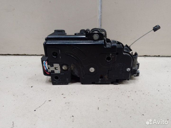 Замок двери передней левой