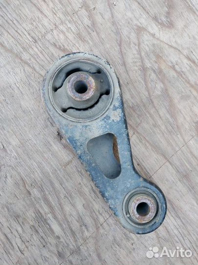 Кронштейн двигателя передний левый Toyota Prius 2