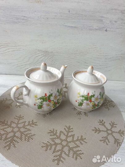 Чайник и сахарница