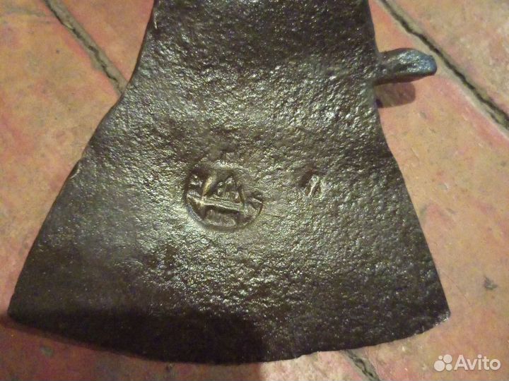 Топор пожарный. железо, засов