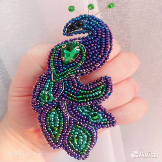 Брошь ручной работы из бисера