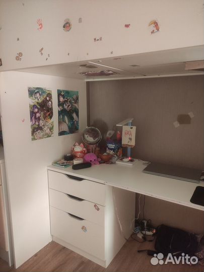 Детская кровать чердак со столом и шкафом