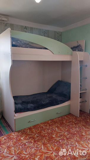 Детская кровать двухъярусная с лестницей